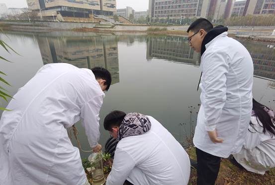 地大湖水质监测取样1